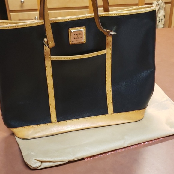 Dooney & Bourke Handbags - Dooney & Bourke hand bag